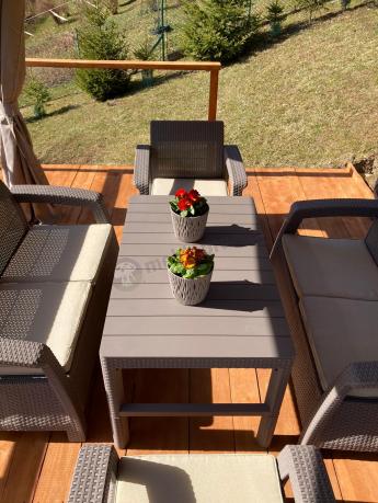 Beżowy komplet ogrodowy z podnoszonym stołem