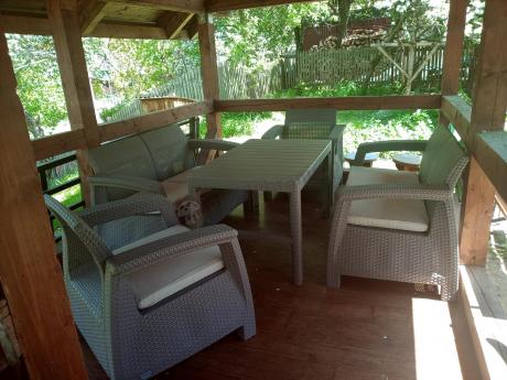 Beżowy komplet ogrodowy z podnoszonym stołem