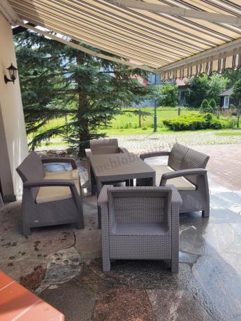 Beżowy komplet ogrodowy z podnoszonym stołem