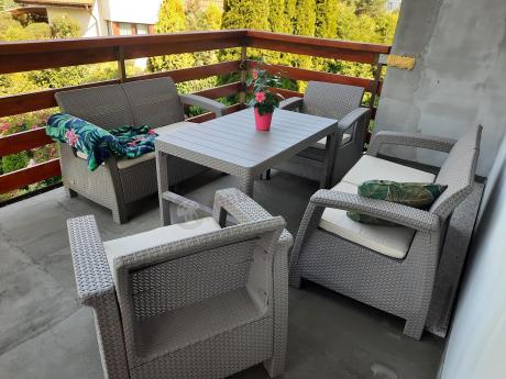 Beżowy komplet ogrodowy z podnoszonym stołem