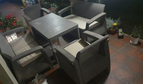 Beżowy komplet ogrodowy z podnoszonym stołem