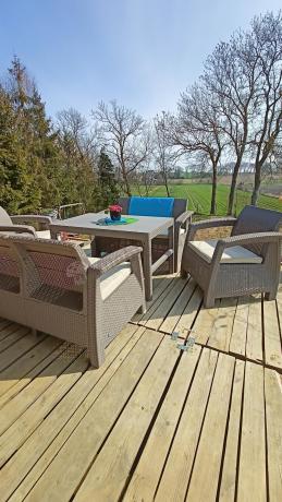 Beżowy komplet ogrodowy z podnoszonym stołem