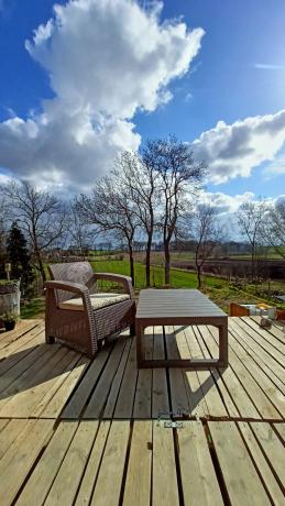 Beżowy komplet ogrodowy z podnoszonym stołem