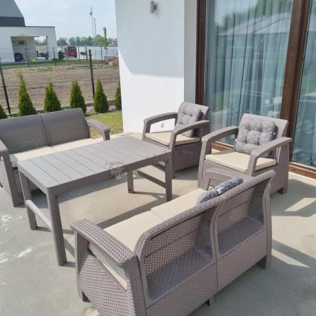 Beżowy komplet ogrodowy z podnoszonym stołem