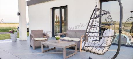 Beżowy komplet ogrodowy z podnoszonym stołem