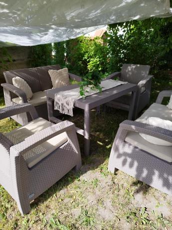 Beżowy komplet ogrodowy z podnoszonym stołem