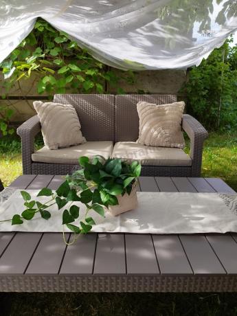 Beżowy komplet ogrodowy z podnoszonym stołem