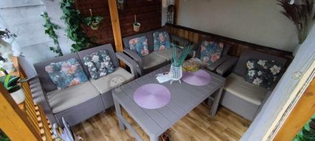 Beżowy komplet ogrodowy z podnoszonym stołem