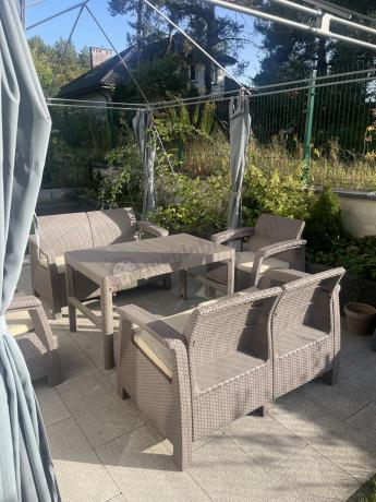 Beżowy komplet ogrodowy z podnoszonym stołem