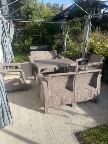 Beżowy komplet ogrodowy z podnoszonym stołem