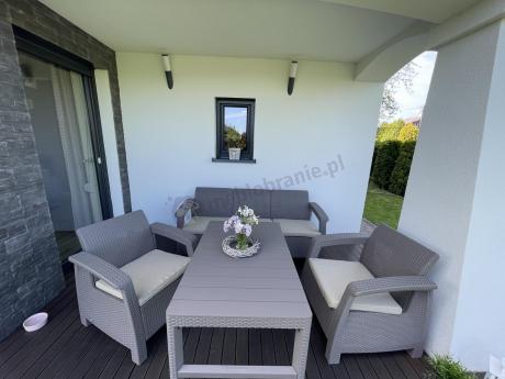 Beżowy komplet ogrodowy z podnoszonym stołem