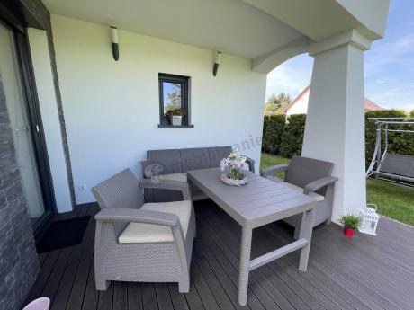 Beżowy komplet ogrodowy z podnoszonym stołem