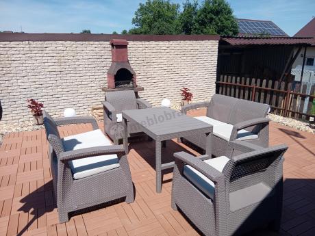 Beżowy komplet ogrodowy z podnoszonym stołem