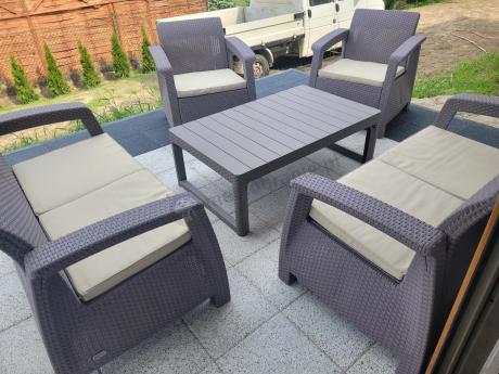 Beżowy komplet ogrodowy z podnoszonym stołem