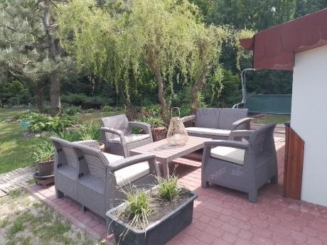 Beżowy komplet ogrodowy z podnoszonym stołem