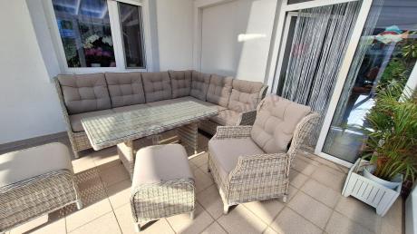 Beżowy narożnik ogrodowy z wysokim stołem i fotelem - Laritto Corner