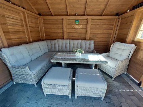 Beżowy narożnik ogrodowy z wysokim stołem i fotelem - Laritto Corner