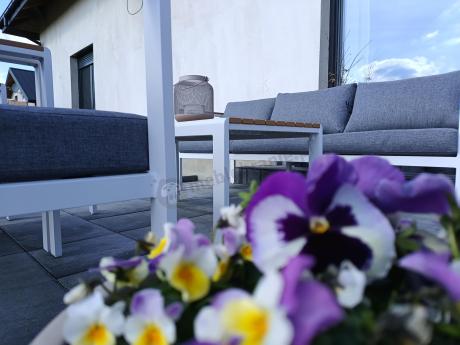 Biały komplet aluminiowych mebli ogrodowych dla 5 osób z sofą 190cm Stine