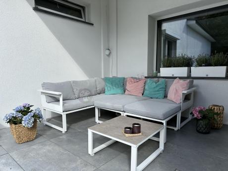 Biały narożnik tarasowy 201x201cm z pufami - Montery