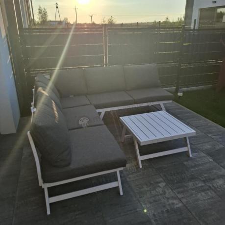 Biały nowoczesny narożnik ogrodowy na mały taras Soletto