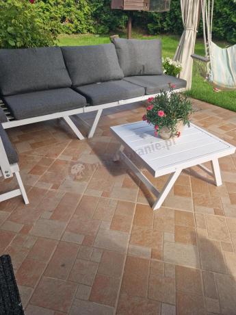 Biały nowoczesny narożnik ogrodowy na mały taras Soletto