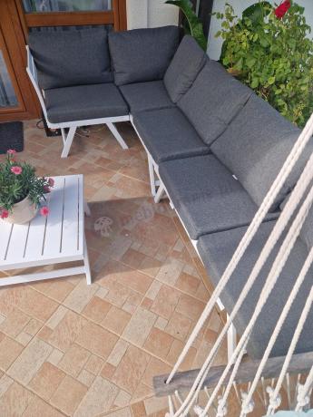 Biały nowoczesny narożnik ogrodowy na mały taras Soletto