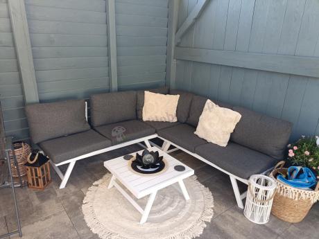 Biały nowoczesny narożnik ogrodowy na mały taras Soletto