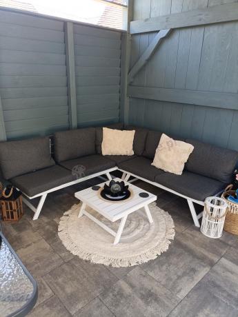 Biały nowoczesny narożnik ogrodowy na mały taras Soletto