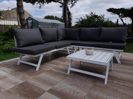 Biały nowoczesny narożnik ogrodowy na mały taras Soletto