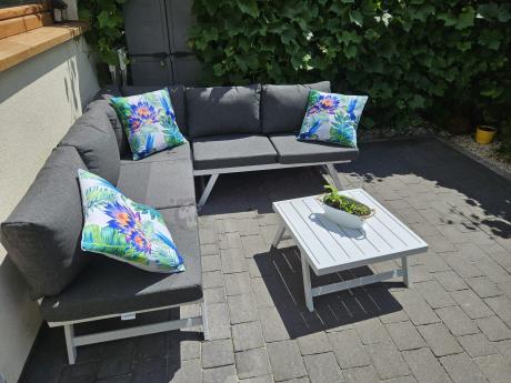 Biały nowoczesny narożnik ogrodowy na mały taras Soletto