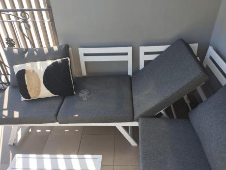 Biały nowoczesny narożnik ogrodowy na mały taras Soletto