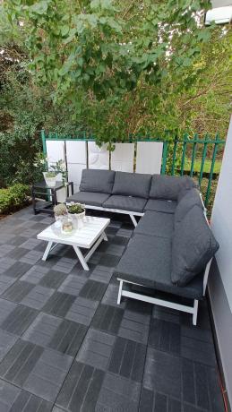 Biały nowoczesny narożnik ogrodowy na mały taras Soletto