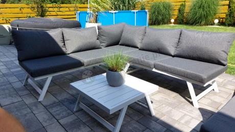 Biały nowoczesny narożnik ogrodowy na mały taras Soletto