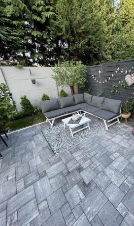 Biały nowoczesny narożnik ogrodowy na mały taras Soletto