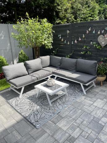 Biały nowoczesny narożnik ogrodowy na mały taras Soletto