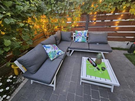 Biały nowoczesny narożnik ogrodowy na mały taras Soletto