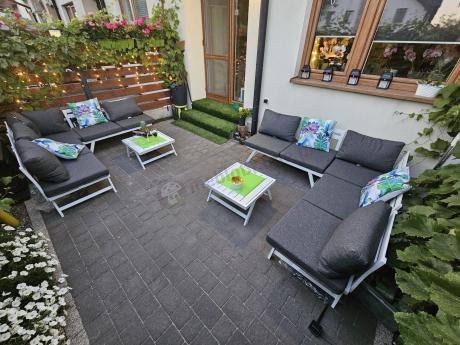 Biały nowoczesny narożnik ogrodowy na mały taras Soletto