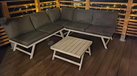 Biały nowoczesny narożnik ogrodowy na mały taras Soletto