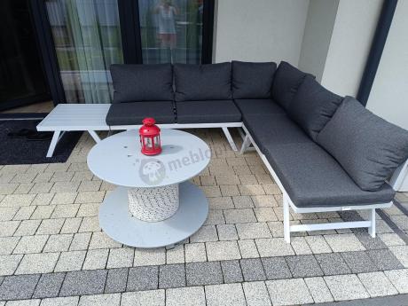 Biały nowoczesny narożnik ogrodowy na mały taras Soletto