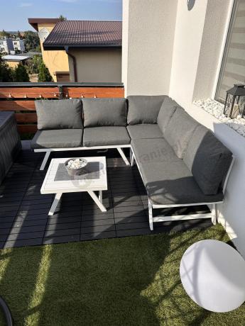 Biały nowoczesny narożnik ogrodowy na mały taras Soletto