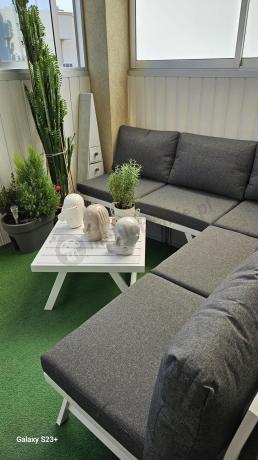 Biały nowoczesny narożnik ogrodowy na mały taras Soletto