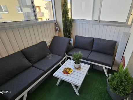 Biały nowoczesny narożnik ogrodowy na mały taras Soletto