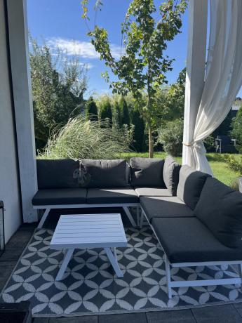 Biały nowoczesny narożnik ogrodowy na mały taras Soletto