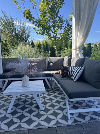 Biały nowoczesny narożnik ogrodowy na mały taras Soletto