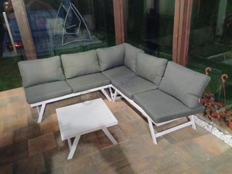 Biały nowoczesny narożnik ogrodowy na mały taras Soletto