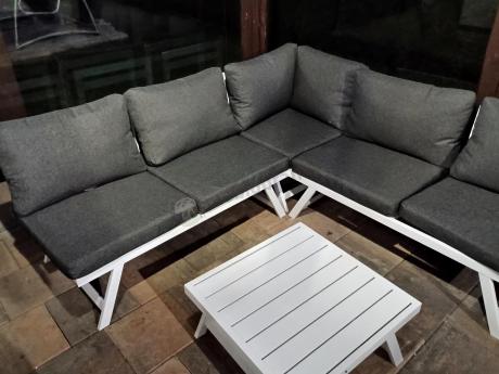 Biały nowoczesny narożnik ogrodowy na mały taras Soletto