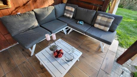 Biały nowoczesny narożnik ogrodowy na mały taras Soletto