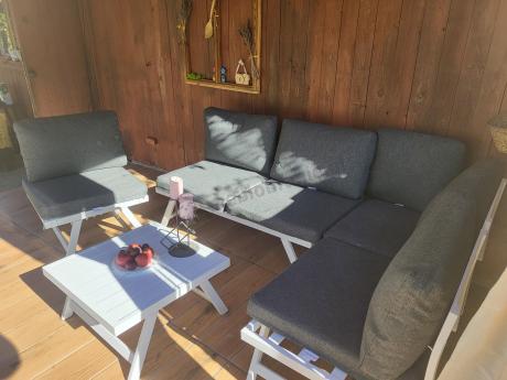 Biały nowoczesny narożnik ogrodowy na mały taras Soletto