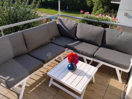 Biały nowoczesny narożnik ogrodowy na mały taras Soletto