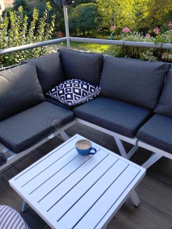 Biały nowoczesny narożnik ogrodowy na mały taras Soletto